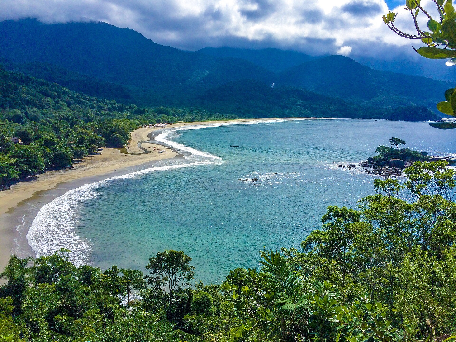 Vista real da Baía de Castelhanos, em Ilhabela